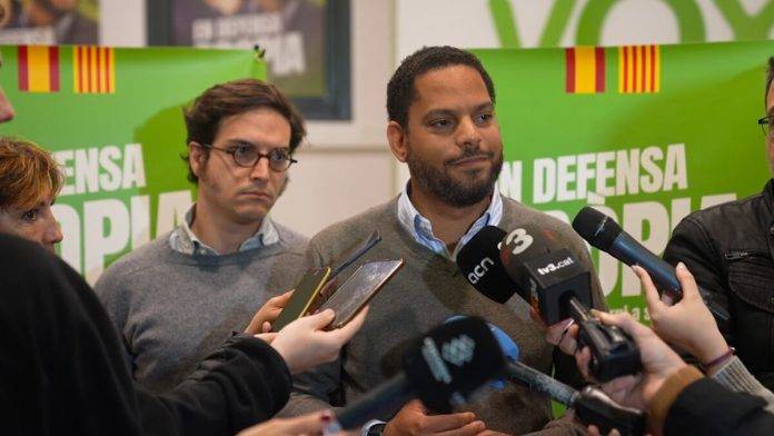 FOTOGRAFÍA. BARCELONA (REINO DE ESPAÑA), 29 DE ABRIL DE 2024. El candidato de VOX a president del Govern de la Generalitat de Catalunya, Ignacio Garriga Vaz de Conceiçao (d), y el secretario general del Grupo Parlamentario de VOX ene l Congreso de los Diputados y el jefe de la oficina económica de VOX, José María Figaredo Álvarez-Sala (José María Figaredo) (i), ha presentado hoy el "Plan Estratégico de Reducción Fiscal" para "aliviar a las familias y a las empresas catalanas". Lasvocesdelpueblo (Ñ Pueblo)