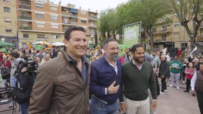FOTOGRAFÍA. PLAZA DE LA CONSTITUCIÓN ESPAÑOLA DEL BARRIO BONAVISTA DE LA CIUDAD DE TARRAGONA (TARRAGONA) CATALUÑA (REINO DE ESPAÑA), 28 DE ABRIL DE 2024. "Cataluña no aguanta más legislatura de chaladura separatista" Así sentenció hoy el candidato de VOX por Tarragona al Parlament de Catalunya para las elecciones del próximo domingo, 12 de mayo de 2024, Sergio Macián de Greef (i), fuertemente arropado por la cúpula nacional de VOX, liderada por el presidente del partido, Santiago Abascal Conde (c) -quien se ha estrenado hoy en la campaña electoral catalana después de su historica aparición en precampaña en Tarrasa (Barcelona)- y por el secretario general de VOX y candidato a President del Govern de la Generalitat de Catalunya, Ignacio Garriga Vaz de Conceiçao (d), y varios centenares de simpatizantes y militantes, en la emblemática plaza de la Constitución española en Tarragona. Lasvocesdelpueblo (Ñ Pueblo)