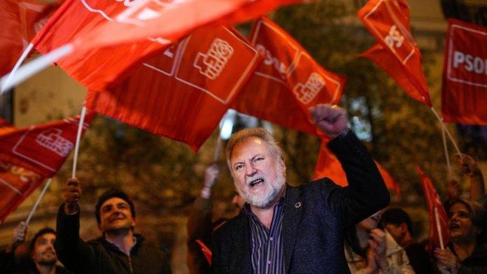 Dimisión de Pedro Sánchez, Ferraz, corrupción, Begoña Gómez FOTOGRAFÍA. MADRID (REINO DE ESPAÑA), 24 DE ABRIL DE 2024. Una protesta de 50 personas apoya a Sánchez; partidarios y adversarios del presidente del Gobierno, Pedro Sánchez, se han concentrado la noche de este miércoles en las inmediaciones de la sede del PSOE de la madrileña calle de Ferraz horas después de que anunciara que cancela su agenda pública para reflexionar si renuncia o no al cargo. Efe