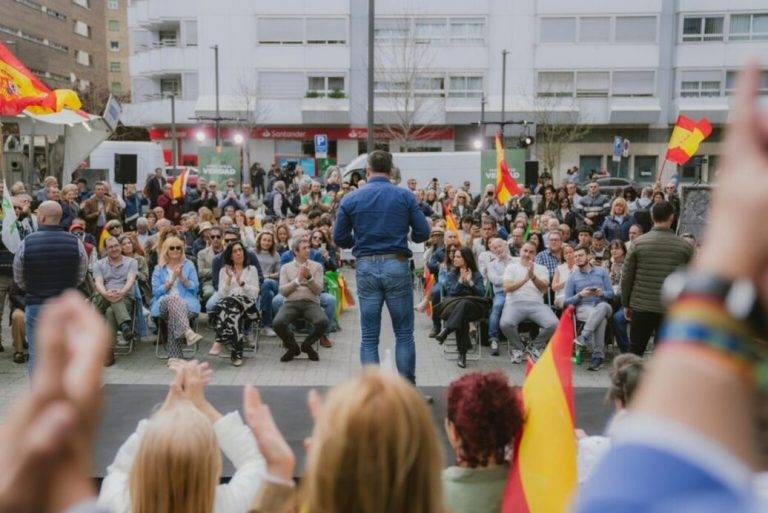 FOTOGRAFÍA. VITORIA (ÁLAVA) LAS VASCONGADAS (REINO DE ESPAÑA), 06 DE ABRIL DE 2024. VOX da a BilduPNV prisión e ilegalización a cambio de referéndum. Vitoria registra una histórica e insólita imagen de un mitin electoral de VOX para el 21A, elecciones vascas del 21 de abril de 2024, por la ausencia de agresiones física a los vecinos vasco por parte de los grupos filoetarras y separatistas. VOX se ha afianzado como partido político vascongado tras caminar sobre el fuego, las balas de ETA (EH Bildu) y la tiranía progre en esta Comunidad autónoma española la pasada legislatura. El líder opositor español y presidente de VOX, Santiago Abascal Conde, ha visitado este sábado la ciudad de Vitoria donde arropó a María Amaia Martínez Grisaleña (Amaia Martínez) (2º izd. en primera fila), candidata a presidir el Gobierno de la las Vascongadas y cabeza de lista por Álava al Parlamento vascongado. Lasvocesdelpueblo (Ñ Pueblo)