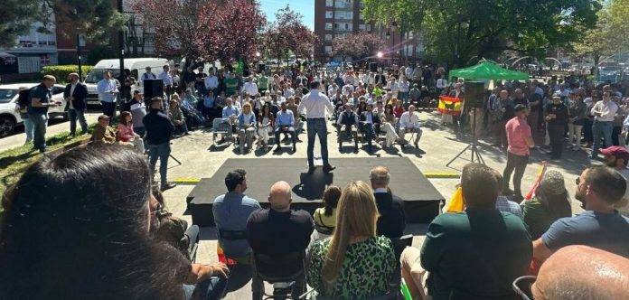 FOTOGRAFÍA. GUECHO (VIZCAYA) REINO DE ESPAÑA, 13 DE ABRIL DE 2024. Abascal agradece a vecinos de Guecho su valentía. El presidente de VOX, Santiago Abascal Conde, —que ha arropado a la cabeza de lista de su formación por Vizcaya al Parlamento de las Vascongadas, María Pérez Fernández, y a la candidata a Lehendakari, María Amaia Martínez Grisaleña (Amaia Martínez)— se ha referido este sábado, desde la vizcaína localidad de Guecho, a las decenas de radicales filoetarras y separatistas que se concentraban para tratar de impedir la celebración del acto electoral de VOX. "Un saludo a la afición", ha ironizado el opositor español natural de las vascongadas, para agradecer a los vecinos de Guecho que asistían al acto su valentía. Lasvocesdelpueblo (Ñ Pueblo)