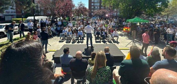 FOTOGRAFÍA. GUECHO (VIZCAYA) REINO DE ESPAÑA, 13 DE ABRIL DE 2024. Abascal agradece a vecinos de Guecho su valentía. El presidente de VOX, Santiago Abascal Conde, —que ha arropado a la cabeza de lista de su formación por Vizcaya al Parlamento de las Vascongadas, María Pérez Fernández, y a la candidata a Lehendakari, María Amaia Martínez Grisaleña (Amaia Martínez)— se ha referido este sábado, desde la vizcaína localidad de Guecho, a las decenas de radicales filoetarras y separatistas que se concentraban para tratar de impedir la celebración del acto electoral de VOX. 