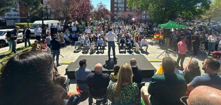 FOTOGRAFÍA. GUECHO (VIZCAYA) REINO DE ESPAÑA, 13 DE ABRIL DE 2024. Abascal agradece a vecinos de Guecho su valentía. El presidente de VOX, Santiago Abascal Conde, —que ha arropado a la cabeza de lista de su formación por Vizcaya al Parlamento de las Vascongadas, María Pérez Fernández, y a la candidata a Lehendakari, María Amaia Martínez Grisaleña (Amaia Martínez)— se ha referido este sábado, desde la vizcaína localidad de Guecho, a las decenas de radicales filoetarras y separatistas que se concentraban para tratar de impedir la celebración del acto electoral de VOX. "Un saludo a la afición", ha ironizado el opositor español natural de las vascongadas, para agradecer a los vecinos de Guecho que asistían al acto su valentía. Lasvocesdelpueblo (Ñ Pueblo)