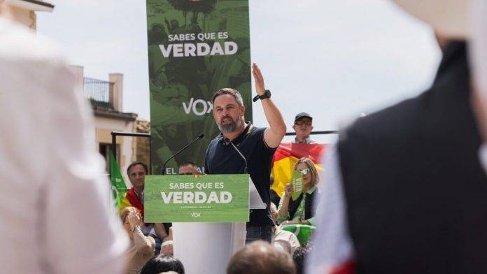 FOTOGRAFÍA. LAGUARDIA (ÁLAVA) LAS VASCONGADAS (REINO DE ESPAÑA), 14 DE ABRIL DE 2024. El presidente de VOX, Santiago Abascal Conde, reivindica la verdad dicha en román paladino de VOX en el 21A vascongado, junto con la candidata de VOX por Álava al parlamento vascongado y candidato a 