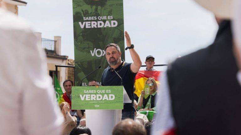 FOTOGRAFÍA. LAGUARDIA (ÁLAVA) LAS VASCONGADAS (REINO DE ESPAÑA), 14 DE ABRIL DE 2024. El presidente de VOX, Santiago Abascal Conde, reivindica la verdad dicha en román paladino de VOX en el 21A vascongado, junto con la candidata de VOX por Álava al parlamento vascongado y candidato a "Lehendakari", María Amaia Martínez Grisaleña (Amaia Martínez), en un mitin de campaña electoral en Laguardia (Álava). Lasvocesdelpueblo (Ñ Pueblo)