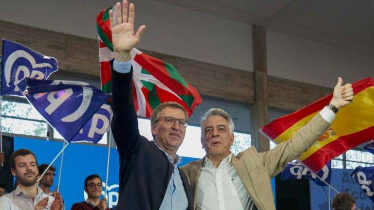FOTOGRAFÍA. VITORIA (LAS VASCONGADAS), 19 DE ABRIL DE 2024. La derechista cobarde pide el voto de gente de PNV durante el acto de cierre de campaña de este partido político, El presidente de la derechista cobarde Partido Popular (PP) y amigo del narco gallego, Alberto Núñez Feijóo (i), junto al el candidato popular a lehendakari de la derechista cobarde, Javier de Andrés Guerra (d), este viernes en Vitoria (Álava) Las Vascongadas, en el Reino de España. Efe