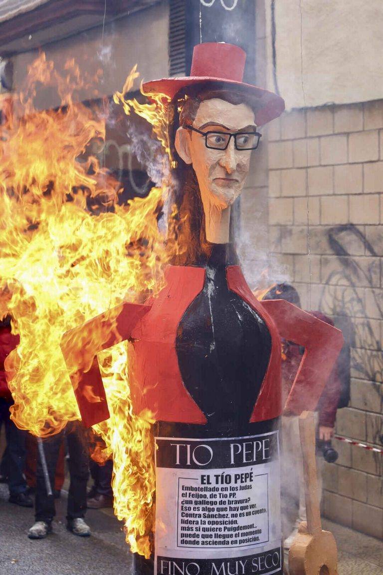 FOTOGRAFÍA. ALFARO (LA RIOJA) REINO DE ESPAÑA, DOMINGO DE RESURRECCIÓN, 31 DE MARZO DE 2024. Lluvias débiles y dispersas en España. Alfaro quema a los judas de España Sánchez-Yolanda y Feijóo. Figuras caricaturescas como el amigo del narco gallego y presidente de la derechista cobarde, Partido Popular -PP-, Alberto Núñez Feijoo, arden este Domingo de Resurrección en la tradicional quema de los Judas de Alfaro (La Rioja). Efe