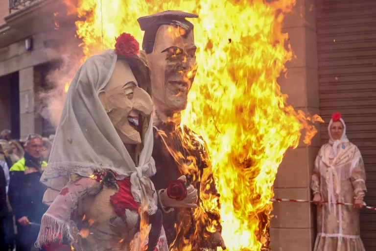 FOTOGRAFÍA. ALFARO (LA RIOJA) REINO DE ESPAÑA, DOMINGO DE RESURRECCIÓN, 31 DE MARZO DE 2024. El 9J ha supuesto un varapalo para Sumar. Alfaro quema a los judas de España Sánchez-Yolanda y Feijóo. Figuras caricaturescas como el presidente del Gobierno de España, líder del sanchismo y secretario general del Partido Socialista Obrero Español (PSOE), Pedro Sánchez Pérez-Castejón (d), y la vicepresidente del régimen sanchista y líder de la ultraizquierda en España, la coalición RESTA (Sumar), Yolanda Díaz Pérez (i), arden este Domingo de Resurrección en la tradicional quema de los Judas de Alfaro (La Rioja). Efe