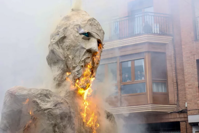 FOTOGRAFÍA. ALFARO (LA RIOJA) REINO DE ESPAÑA, DOMINGO DE RESURRECCIÓN, 31 DE MARZO DE 2024. Lluvias y aumento generalizado de temperaturas en España. Alfaro quema a los judas de España Sánchez-Yolanda y Feijóo. Figuras caricaturescas como el Dios Neptuno, arden este Domingo de Resurrección en la tradicional quema de los Judas de Alfaro (La Rioja). Efe