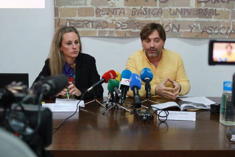 FOTOGRAFÍA. SEVILLA (ANDALUCÍA) REINO DE ESPAÑA, 03 DE ABRIL DE 2024.- APDHA denuncia "cárceles racistas" en España. Diego Boza Martínez (d), coordinador general de la Asociación Pro Derechos Humanos de Andalucía (APDHA), junto a Ana María Rosado Caro (i), trabajadora Social de Asociación Pro Derechos Humanos de Andalucía (APDHA) y coordinadora del Informe Frontera Sur de la APDHA, han presentado hoy el "Informe Derechos Humanos en la Frontera Sur 2024. CIE: Espacios sin Derechos para Migrantes" pretende arrojar un poco de luz sobre unos espacios opacos y faltos de transparencia donde sistemáticamente se vulneran los derechos de las personas retenidas. Lasvocesdelpueblo (Ñ Pueblo)