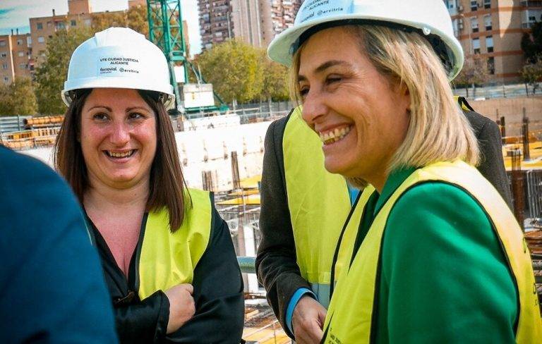 FOTOGRAFÍA. ALICANTE (COMUNIDAD VALENCIANA) REINO DE ESPAÑA, 05 DE ABRIL DE 2024. Compromiso inquebrantable de VOX con alicantinos. La Consellera de Justicia e Interior del Govern de la Generalitat Valenciana" y miembro de VOX, "Elisa María Núñez Sánchez (Elisa Núñez) (d) junto a Ana Vega Campos (i), presidente del Grupo Parlamentario VOX en las Cortes Valencianas y portavoz adjunta, este viernes en Alicante durante una visita de la jefa del Departamento de Justicia en la provincia alicantina. Lasvocesdelpueblo (Ñ Pueblo) 