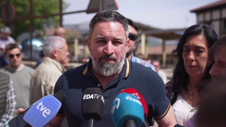FOTOGRAFÍA. LAGUARDIA (áLAVA) REINO DE ESPAÑA, 14 DE ABRIL DE 2024. Apoyo de VOX a Israel ante ataque del régimen yihadista de Irán. El líder opositor español Santiago Abascal Conde (c) ha atendido a los medios de comunicación este domingo, antes de participar en un acto electoral  de VOX en Laguardia, provincia de Álava, junto con la candidata de VOX por Álava al parlamento vascongado y candidato a "Lehendakari", María Amaia Martínez Grisaleña (Amaia Martínez) (d). Lasvocesdelpueblo (Ñ Pueblo)