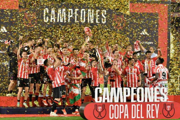 FOTOGRAFÍA. SEVILLA (REINO DE ESPAÑA, 06/04/2024. FINAL COPA DE SU MAJESTAD EL REY FELIPE VI DE ESPAÑA. Athletic conquista su vigesimocuarta Copa del Rey- Los jugadores del Athletic celebran tras la final de la Copa del Rey que han disputado hoy sábado ante el Mallorca en el estadio La Cartuja, en Sevilla. Efe