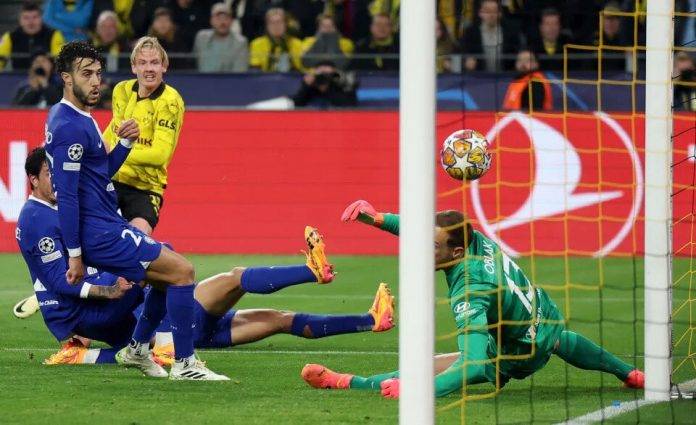 FOTOGRAFÍA. DORTMUND (ALEMANIA), 16 DE ABRIL DE 2024. Caída desmedida del Atlético de Madrid en la Champions. El jugador del Dortmund Julian Brandt marca el 1-0 durante el partido de vuelta de cuartos de final en Dortmund. Efe