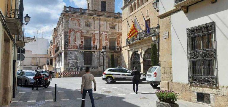 FOTOGRAFÍA. CASTALLA (ALICANTE) REINO DE ESPAÑA, 02 DE ABRIL DE 2024. Falta de transparencia del Gobierno del PP en Castalla. En la derecha la fachada del Ayuntamiento de Castalla (alicante, registrada este martes 2 de abril de 2024. Lasvocesdelpueblo (Ñ Pueblo)