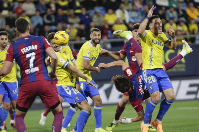 FOTOGRAFÍA. CÁDIZ (REINO DE ESPAÑA), 13 DE ABRIL DE 2024. Barça a 8 puntos del liderato y Cádiz en descenso. El delantero portugués del FC Barcelona, Joao Felix (2d), tras rematar en la jugada que ha significado el primer gol del equipo blaugrana durante el partido de Liga que enfrenta al Cádiz CF y al Barcelona CF en el estadio Nuevo Mirandilla, este sábado. Efe