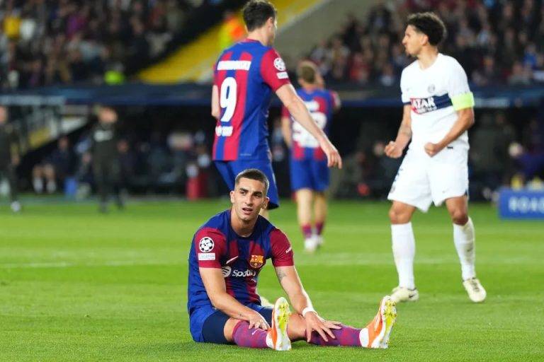 FOTOGRAFÍA. BARCELONA (REINO DE ESPAÑA), 16 DE ABRIL DE 2024. El delantero de FC Barcelona Ferran Torres se lamenta sobre el terreno de juego del equipo culé ante un PSG robusto que golea (1-4) y expulsa a los azulgranas de la Champions. Barça suma otro lustro sin jugar las semifinales de la Champions. Efe