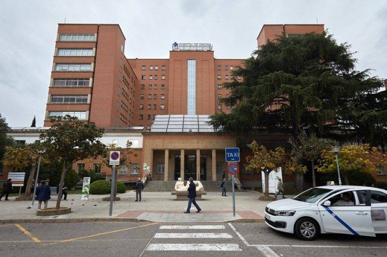FOTOGRAFÍA. GERONA (REINO DE ESPAÑA), 03/11/2020.- Bellcaire d'Empordà registra una violencia vicaria. La falta de personal es el talón de Aquiles del Hospital Trueta de Gerona (en la imagen) en la segunda ola de la pandemia de la covid-19, con el inconveniente añadido de que en el mercado sanitario es actualmente una necesidad compartida con otros centros. Efe