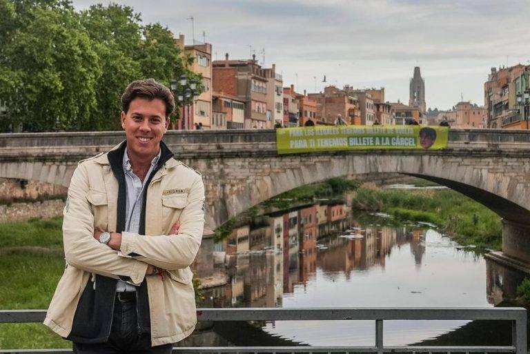 FOTOGRAFÍA. GERONA (REINO DE ESPAÑA), 25 DE ABRIL DE 2024. - Sería excelente noticia que Puigdemont acabase entre rejas. VOX ofrece billete de cárcel para Puigdemont y de vuelta para ilegales. Varios afiliados y simpatizantes de Vox en la provincia de Gerona (Cataluña) cuelgan una pancarta gigante con el lema: "Para los ilegales tenemos billete de vuelta". "Par ti billete de cárcel" con foto de Puigdemont. La formación concurre al 12M catalán por Gerona al Parlament de Catalunya con el candidato Alberto Tarradas Peneque. Lasvocesdelpueblo (Ñ Pueblo) 