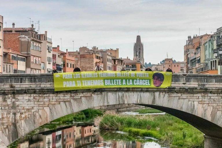 FOTOGRAFÍA. GERONA (REINO DE ESPAÑA), 25 DE ABRIL DE 2024. - VOX ofrece billete de cárcel para Puigdemont y de vuelta para ilegales. Varios afiliados y simpatizantes de Vox en la provincia de Gerona (Cataluña) cuelgan una pancarta gigante con el lema: "Para los ilegales tenemos billete de vuelta". "Par ti billete de cárcel" con foto de Puigdemont. La formación concurre al 12M catalán por Gerona al Parlament de Catalunya con el candidato Alberto Tarradas Peneque. Lasvocesdelpueblo (Ñ Pueblo) 