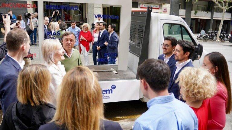FOTOGRAFÍA. BARCELONA (REINO DE ESPAÑA), 15 DE ABRIL DE 2024. Campaña 12M de la derechista cobarde "Tu voto Frente al Espejo". El PP ha presentado hoy la campaña "Tu voto frente al espejo" con la que pretende "poner frente al espejo al votante del PSC traicionado por Sánchez". En el marco de esta campaña la derechista cobarde, que ha fracasado en sus intento de borrar a Ciutadans Partit de la Ciutadanía Ciudadanos (Cs) de Cataluña para intentar salir de sus travesía del desierto —con tres escaños en el Parlament de Catalunya desde 2017— ha lanzado un vídeo en el que se visualiza a "una votante del PSC, que se mira al espejo descubriendo que la realidad es que su voto solo sirve para encumbrar a Puigdemont", el mismo individuo prófugo a quien el PP ofreció la amnistía criminal durante 24 horas. Lasvocesdelpueblo (Ñ pueblo)