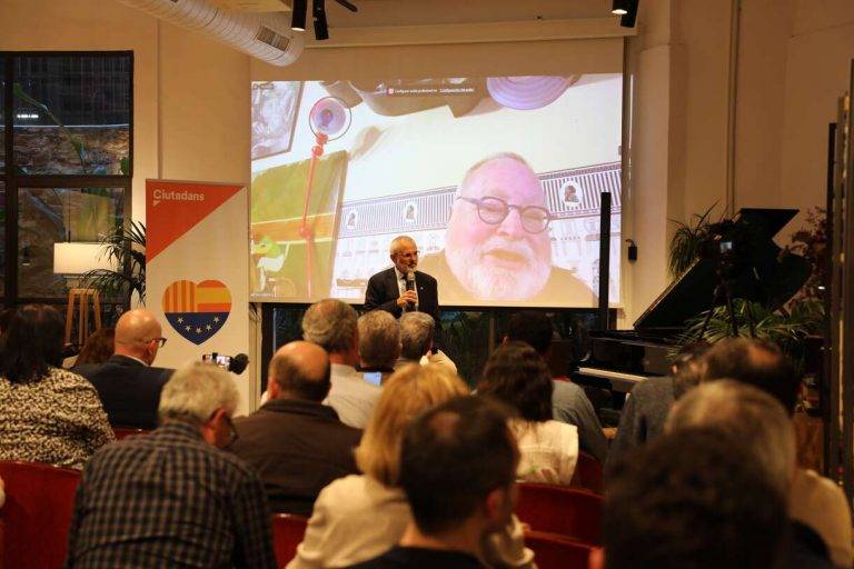 FOTOGRAFÍA. BARCELONA (REINO DE ESPAÑA), 04 DE ABRIL DE 2024. Cs: PSC no es ni progresista ni de izquierdas sino separatista. El candidato de Ciutadans Partit de la Ciutadanía Ciudadanos (Cs) a presidir el Govern de la Generalitat de Catalunya y cabeza de lista por Barcelona al Parlament de Catalunya para las elecciones del 12M, Carlos Carrizosa Torres. La apuesta de los naranjitos y el filósofo y escritor español Fernando Fernández-Savater Martín (Fernando Savater) -conexión telemática- comparten la "traición del PSC en Cataluña". "El problema del nacionalismo en España es el nacionalismo de los oficialmente no nacionalistas". Lasvocesdelpueblo (Ñ Pueblo)
