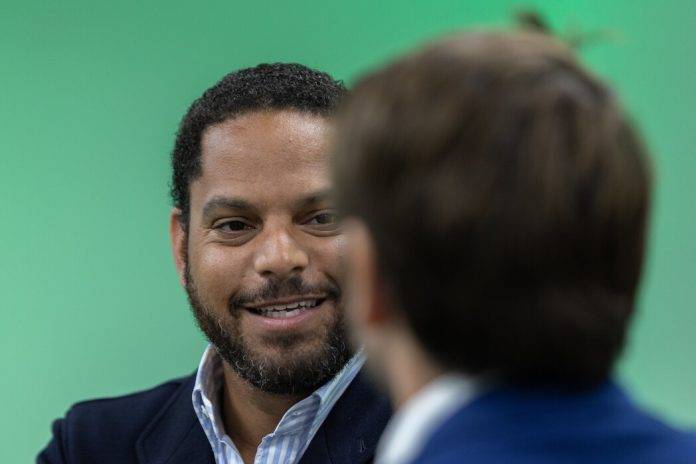 FOTOGRAFÍA. MADRID (REINO DE ESPAÑA), 22 DE ABRIL DE 2024. | Victoria del peor separatismo herederos del terror etarra. Ignacio Garriga Vaz de Conceiçao, el secretario general de VOX, vicepresidente y candidato de esta formación de la clase obrera del Reino de España, VOX, que preside Santiago Abascal Conde, a President del Govern de la Generalitat de Catalunya para las elecciones catalanas del 12 de mayo de 2024 (12M), ofrece una rueda de prensa en la sede nacional de los obreros españoles en calle Bambú 12 de la capital del Reino de España, madrid, sobre la actualidad política que pasa por el histórico resultado de VOX en Las Vascongadas donde los verdes crecieron en casi 4.000 votos (3.379 votos), respecto a 2020, es decir: Elecciones 2020: 17.517 votos, 1 escaño por Álava y el 2 % de los votos; y 4 años después, Elecciones 21A: 21.396 votos, 1 escaño por Álava y el 2 % de los votos, y el plan de destrucción y eliminación contra VOX promovida por parte de la derechista cobarde Partido Popular, desde calle Génova 13 de Madrid por parte de los del amigo del narco gallego, Alberto Núñez Feijóo. Lasvocesdelpueblo (Ñ Pueblo)