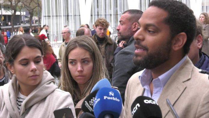 FOTOGRAFÍA. DISTRITO DE SAN MARTÍN (CIUDAD DE BARCELONA) CATALUÑA (REINO DE ESPAÑA), 27 DE ABRIL DE 2024. Gran sorpresa de VOX que no renuncia a 30 diputados el 12M. El candidato de la Resistencia al 12M catalán, Ignacio Garriga Vaz de Conceição -junto a su número 2 por Barcelona al Parlament de Cataluña, María Elisa García Fuster, y su número 3, Joan Garriga Doménech- considera maniobra sanchista y separatista la paranoia que se está produciendo en calle Ferraz 70 de Madrid y rechaza entrar a valorar la esquizofrenia zurda y separatista porque para calle Bambú 12 de Madrid (sede Nacional de VOX) y el equipo de campaña electoral del candidato de VOX a Presidente del Govern de la Generalitat de Catalunya, caso Begoña Gómez/Caso Begoña y Sánchez -la apertura de una investigación judicial contra la mujer del líder del sanchismo y secretario general dle PSOE, Pedro Sánchez Pérez-Castejón (María Begoña Gómez Fernández) por parte los Tribunales de la Comunidad de Madrid por corrupción, blanqueo de capitales y tráfico de influencia al estar cobrando supuestamente comisiones en los contratos públicos del Gobierno de su marido (Pedro Sánchez Pérez-Castejón)- sire solo para desviar la atención sobre la realidad social de Cataluña en plena campaña electoral. Lasvocesdelpueblo (Ñ Pueblo)