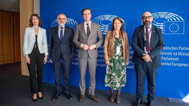 FOTOGRAFÍA. BRUSELAS (BÉLGICA), 10 DE ABRIL DE 2024. Carrizosa: El 12M va a detener a Puigdemont y Sánchez. El candidato de Ciutadans Partit de la Ciutadanía Ciudadanos (Cs) a presidir el Govern de la Generalitat de Catalunya y cabeza de lista por Barcelona al Parlament de Catalunya, Carlos Carrizosa Torres (2i), y el portavoz de campaña de Cs y eurodiputado, Jordi Cañas Pérez (d), presentan en el Parlamento Europeo el cartel electoral de la formación para el 12M, lema "detenlos" con una imagen del golpista prófugo de la Justicia española y candidato de la derechista cobarde separatista Junts per Catalunya (JxCat), Carles Puigdemont Casamajó y el líder del sanchismo y secretario general del PSOE, Pedro Sánchez Pérez-Castejón. Entre los presentes, la presidente de Renew Europe, Valérie Hayer. Lasvocesdelpueblo (Ñ Pueblo)