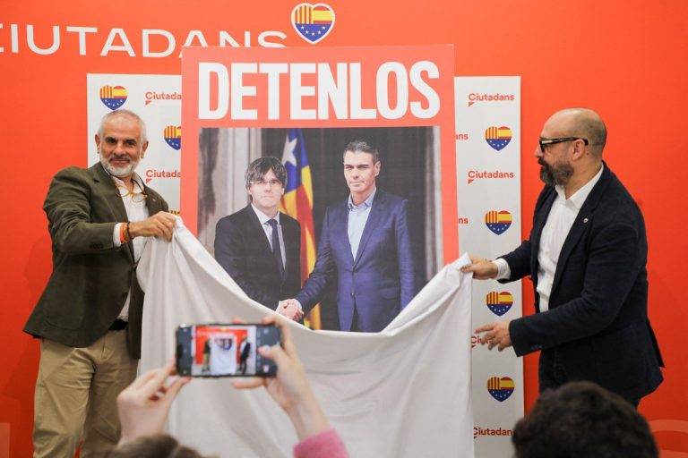 FOTOGRAFÍA. BARCELONA (REINO DE ESPAÑA), 08 DE ABRIL DE 2024. Cs acusa a PIMEC de amigo de "poderes fácticos" separatistas. Cs exige detener a Puigdemont y Sánchez en su cartel del 12M. Cartel electoral Cs "Detenlos" deja ver en él se ve, en primer plano, una "visita de Estado" de un "presidente español, Pedro Sánchez Pérez-Castejón (fondo dcha), a un presidente de una Cataluña independiente, Carles Puigdemont Casamajó (fondo izd), con una bandera separatista, la "estelada", de fondo.; una iniciativa presentada por el eurodiputado, jefe de campaña del 12M y portavoz nacional de este partido, Jordi Cañas Pérez (d), y por el candidato de la formación naranja a la Presidència del Govern de la Generalitat de Catalunya, Carlos Carrizosa Torres (i), este lunes en Barcelona. Lasvocesdelpueblo (Ñ Pueblo)