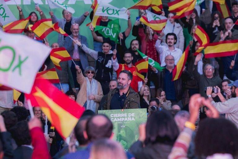 FOTOGRAFÍA. VITORIA (ÁLAVA) LAS VASCONGADAS (REINO DE ESPAÑA), 19 DE ABRIL DE 2024. Una multitud de vascos pierden el miedo y arropan a VOX en Vitoria en el cierre de campaña electoral del 21A vascongado, donde los principales protagonistas han sido el líder opositor español Santiago Abascal Conde (en la imagen); el secretario general de VOX y candidato a Presidente del Govern de la Generalitat de Catalunya para los comicios catalanes del 12 de mayo de 2024 (12M), Ignacio Garriga Vaz de Conceição; la candidata de VOX a la Presidencia del Gobierno autonómico de las Vascongadas, María Amaia Martínez Grisaleña (Amaia Martínez); el presidente de VOX en Álava y procurador en la Diputación de Álava, Jonathan Romero Gamiz; el candidato de VOX por la provincia de Guipúzcoa, Andrés Paramio Junquera; y la candidata por Vizcaya, María Pérez Fernández. Lasvocesdelpueblo (Ñ Pueblo)