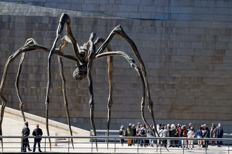 FOTOGRAFÍA. BILBAO (LAS VASCONGADAS) REINO DE ESPAÑA, 21 DE ABRIL DE 2024. Nubosidad y lluvias en el sur y estabilidad en el norte de España. Ciudadanos junto al museo Guggenheim de Bilbao, Las Vascongadas (Reino de España). Efe