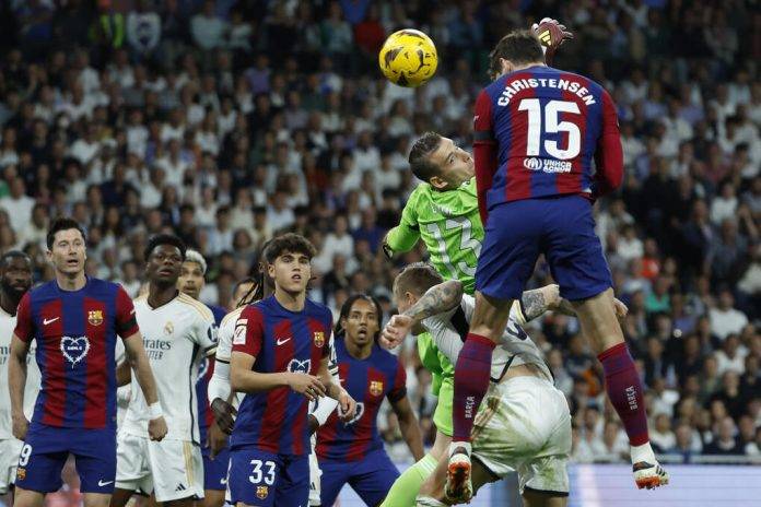 FOTOGRAFÍA. MADRID (REINO DE ESPAÑA), 21 DE ABRIL DE 2024. El Real Madrid sentencia el título ante el Barça (3-2). El defensa danés del FC Barcelona Andreas Christensen (d) remata de cabeza para marcar el 0-1 durante el partido de la jornada 32 de LaLiga EA Sports entre Real Madrid y FC Barcelona, este domingo en el estadio Santiago Bernabéu de Madrid. Efe