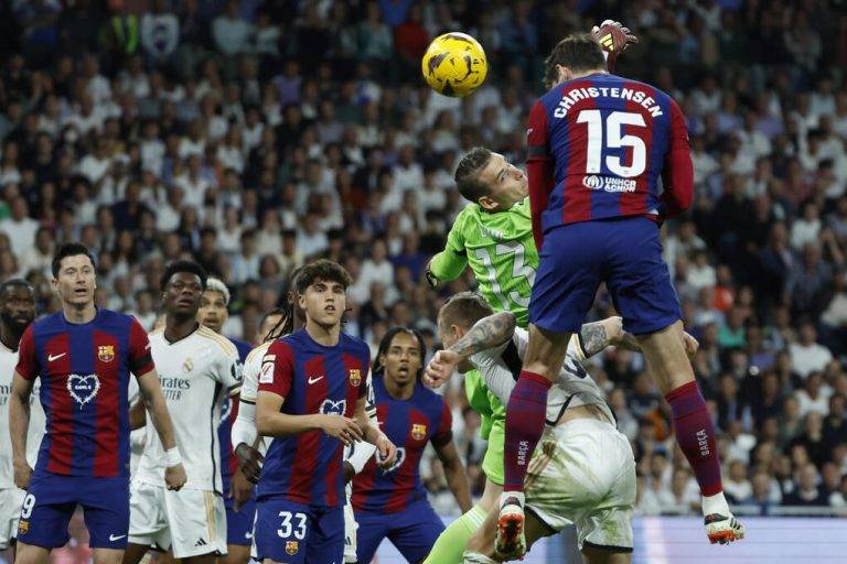 FOTOGRAFÍA. MADRID (REINO DE ESPAÑA), 21 DE ABRIL DE 2024. El Barça va a apostar todo para impedir la decimosexta . El Real Madrid sentencia el título ante el Barça (3-2). El defensa danés del FC Barcelona Andreas Christensen (d) remata de cabeza para marcar el 0-1 durante el partido de la jornada 32 de LaLiga EA Sports entre Real Madrid y FC Barcelona, este domingo en el estadio Santiago Bernabéu de Madrid. Efe