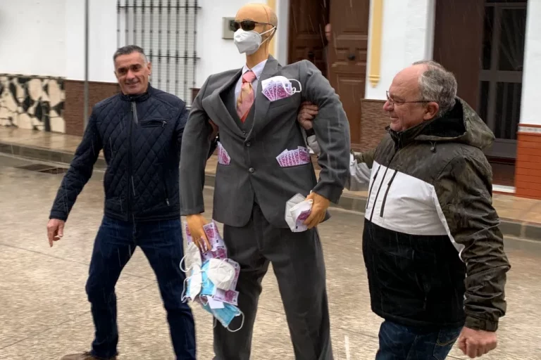 FOTOGRAFÍA. CORIPE (SEVILLA) COMUNIDAD AUTÓNOMA DE ANDALUCÍA (REINO DE ESPAÑA), DOMINGO DE RESURRECCIÓN 31 DE MARZO DE 2024. Coripe fusila y quema al corrupto socialista Koldo García Izaguirre .El socialista exportero de prostíbulos Koldo García Izaguirre, cabecilla de la trama corrupta del Partido Socialista y quien fuese asesor del exministro de Transportes del régimen sanchista de España presidido por el secretario general del Partido Socialista Obrero Español (PSOE) Pedro Sánchez Pérez-Castejón, José Luis Ábalos Meco, imputado por un presunto delito de corrupción en la compra de mascarillas en pandemia de coronavirus (COVID 19), ha sido tiroteado y quemado en el municipio de Coripe (Sevilla) Andalucía (Reino de España), donde cada Domingo de Resurrección se lincha a una figura de Judas que representa a alguien cuya acción es reprobable. Efe