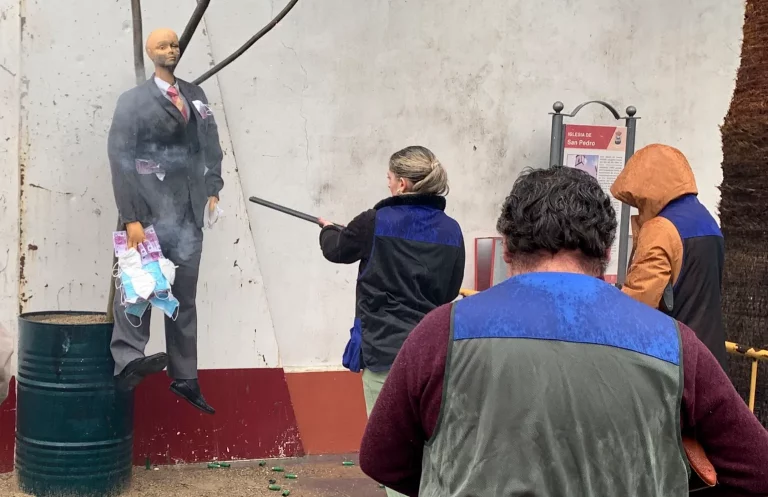 FOTOGRAFÍA. CORIPE (SEVILLA) COMUNIDAD AUTÓNOMA DE ANDALUCÍA (REINO DE ESPAÑA), DOMINGO DE RESURRECCIÓN 31 DE MARZO DE 2024. Prisión y multa por estafar con compra de mascarillas COVID 19. Coripe fusila y quema al corrupto socialista Koldo García Izaguirre .El socialista exportero de prostíbulos Koldo García Izaguirre, cabecilla de la trama corrupta del Partido Socialista y quien fuese asesor del exministro de Transportes del régimen sanchista de España presidido por el secretario general del Partido Socialista Obrero Español (PSOE) Pedro Sánchez Pérez-Castejón, José Luis Ábalos Meco, imputado por un presunto delito de corrupción en la compra de mascarillas en pandemia de coronavirus (COVID 19), ha sido tiroteado y quemado en el municipio de Coripe (Sevilla) Andalucía (Reino de España), donde cada Domingo de Resurrección se lincha a una figura de Judas que representa a alguien cuya acción es reprobable. Efe