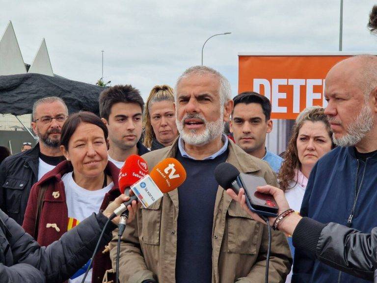 FOTOGRAFÍA. SABADELL (BARCELONA) REINO DE ESPAÑA, 21 DE ABRIL DE 2024. El candidato de Ciutadans Partit de la Ciutadanía Ciudadanos (Cs) a president del Govern de la Generalitat de Catalunya, Carlos Carrizosa Torres, en unas declaraciones a prensa desde el Mercadillo de Sabadell, este domingo. Cs Sánchez apoyará la investidura de Puigdemont, ha advertido el candidato naranja al 12M catalán. Lasvocesdelpueblo (Ñ Pueblo)