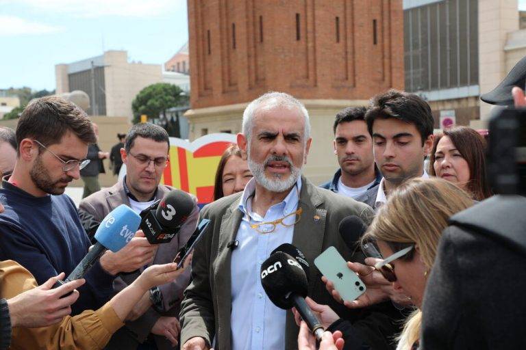 FOTOGRAFÍA. PLAZA DE ESPAÑA DE LA CIUDAD DE BARCELONA (CATALUÑA) REINO DE ESPAÑA, 03 DE ABRIL DE 2024. Cs lleva a TV3 ante JEP por usar "exiliados" en vez de prófugos. El cabeza de lista de Ciutadans Partit de la Ciutadanía Ciudadanos (Cs) por Barcelona al Parlament de Catalunya y candidato a la Presidencia de Govern de la Generalitat de Catalunya, Carlos Carrizosa Torres, se rodea de los 10 primeros candidatos de la lista de naranja por Barcelona a la cámara catalana para pedir un castigo histórico a los partidos traidores y falsos del bipartidismo, el Partido Socialista -PSC en Cataluña- y la derechista cobarde Partido Popular (PP) para vender a los catalanes al separatismo y humillar a la Cataluña silenciosa al ofrecer ambas formaciones corruptas -de los Gürtels y ERE falso de Andalucía- una ley corrupta de amnistía criminal a la antiEspaña, aunque en el caso de la formación del amigo del narco gallego Alberto Núñez Feijóo fuera durante 24 horas la oferta de amnistía criminal a cambio de nada más que 7 votos de la derecha separatista del prófugo Carles Puigdemont Casamajó, Junts per Catalunya, a la investidura fallida del separatista gallego Alberto Núñez Feijóo. Lasvocesdelpueblo (Ñ Pueblo)