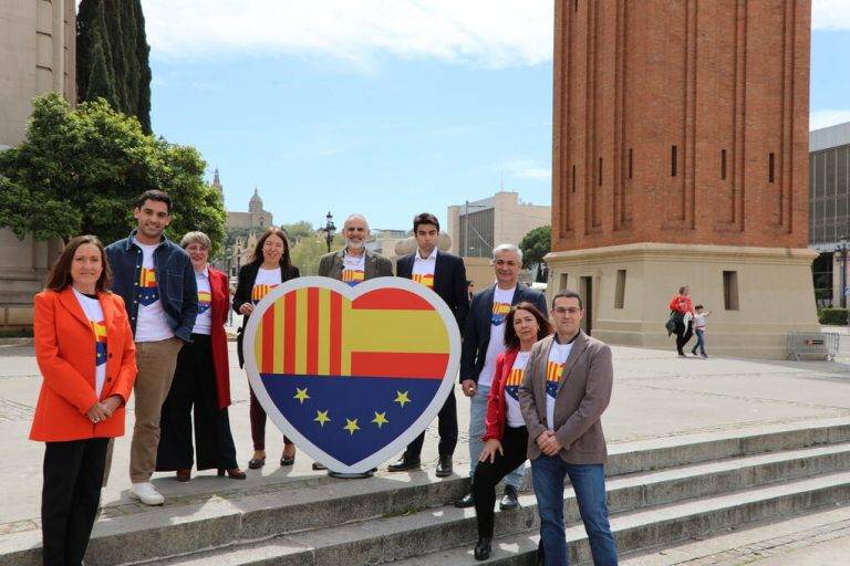 FOTOGRAFÍA. PLAZA DE ESPAÑA DE LA CIUDAD DE BARCELONA (CATALUÑA) REINO DE ESPAÑA, 03 DE ABRIL DE 2024. El cabeza de lista de Ciutadans Partit de la Ciutadanía Ciudadanos (Cs) por Barcelona al Parlament de Catalunya y candidato a la Presidencia de Govern de la Generalitat de Catalunya, Carlos Carrizosa Torres, se rodea de los 10 primeros candidatos de la lista de naranja por Barcelona a la cámara catalana para pedir un castigo histórico a los partidos traidores y falsos del bipartidismo, el Partido Socialista -PSC en Cataluña- y la derechista cobarde Partido Popular (PP) para vender a los catalanes al separatismo y humillar a la Cataluña silenciosa al ofrecer ambas formaciones corruptas -de los Gürtels y ERE falso de Andalucía- una ley corrupta de amnistía criminal a la antiEspaña, aunque en el caso de la formación del amigo del narco gallego Alberto Núñez Feijóo fuera durante 24 horas la oferta de amnistía criminal a cambio de nada más que 7 votos de la derecha separatista del prófugo Carles Puigdemont Casamajó, Junts per Catalunya, a la investidura fallida del separatista gallego Alberto Núñez Feijóo. Lasvocesdelpueblo (Ñ Pueblo)