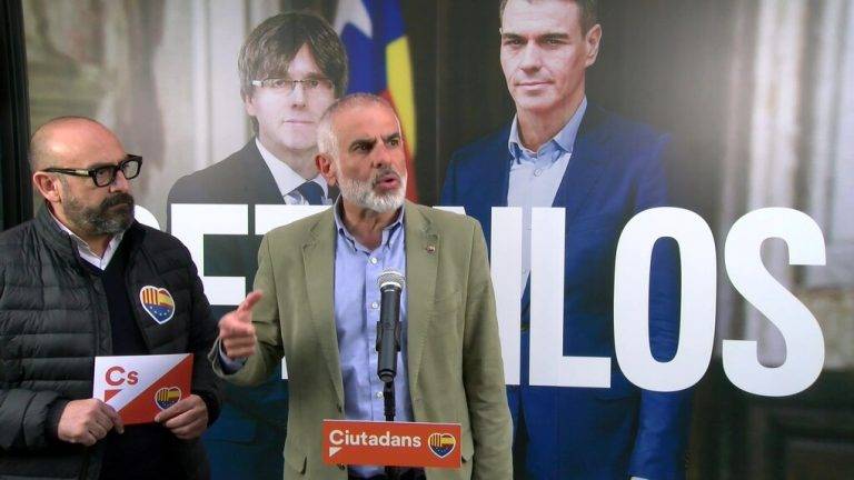 FOTOGRAFÍA. BARCELONA (REINO DE ESPAÑA), 25 DE ABRIL DE 2024. "El único voto que molesta al separatismo, que cambia las cosas y que inicia un nuevo camino en Cataluña es el de Ciutadans". Así lo ha dicho el candidato de Ciutadans (Cs) al President del Govern de la Generalitat de Catalunya para las elecciones autonómicas catalanas del próximo domingo, 12 de mayo de 2024 (12M), Carlos Carrizosa, en una atención a medios realizada con el jefe de campaña, Jordi Cañas Pérez, desde la tradicional pegada de carteles que el partido ha celebrado a las puertas de su sede en Barcelona. Lasvocesdelpueblo (Ñ Pueblo)