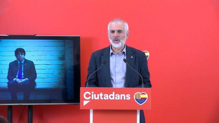 FOTOGRAFÍA. BARCELONA (REINO DE ESPAÑA), 18 DE ABRIL DE 2024. Cs prevé la detención de Puigdemont en junio. Carlos Carrizosa Torres, candidato de Cs a Presidente del Govern de la Generalitat de Catalunya, que ha sido el encargado de presentar el spot electoral para las elecciones al Parlament de Catalunya del próximo 12 de mayo de 2024 (12M) en la sede de la formación en Barcelona que muestra una detención de Carles Puigdemont Casamajó, prófugo de la Justicia España, ha asegurado que esta campaña es para decir las cosas claras. "Muchos catalanes queremos ver a Puigdemont pagar por lo que ha hecho, lo queremos ver en prisión, es el máximo responsable de la ruina que supuso el procés: económica, social y de imagen", ha declarado.