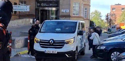 FOTOGRAFÍA. BARCELONA (REINO DE ESPAÑA), 02 DE ABRIL DE 2024. DGAIA "secuestra" a una bebé en la maternidad. La joven familia Ronald y Laura es testigo del "secuestro de su bebé llamada "A. A. R. G." en la planta 2 y Habitación 51 de la Maternidad del Hospital Clínico de Barcelona. La madre de la secuestrada Laura Mercedes Gallardo Gamarro, asegura que "lo único que yo quiero es estar con mi bebé". La Direcció General d'Atenció a la Infància i l'Adolescència del Departament de Drets Socials del Govern de la Generalitat de Catalunya ha robado a su bebé recién nacida para entregársela a otra familia. Magdalena Carnicero Pérez/Lasvocesdelpueblo (Ñ Pueblo)