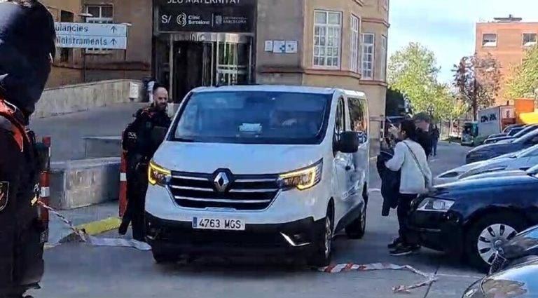 FOTOGRAFÍA. BARCELONA (REINO DE ESPAÑA), 02 DE ABRIL DE 2024. DGAIA "secuestra" a una bebé en la maternidad. La joven familia Ronald y Laura es testigo del "secuestro de su bebé llamada "A. A. R. G." en la planta 2 y Habitación 51 de la Maternidad del Hospital Clínico de Barcelona. La madre de la secuestrada Laura Mercedes Gallardo Gamarro, asegura que "lo único que yo quiero es estar con mi bebé". La Direcció General d'Atenció a la Infància i l'Adolescència del Departament de Drets Socials del Govern de la Generalitat de Catalunya ha robado a su bebé recién nacida para entregársela a otra familia. Magdalena Carnicero Pérez/Lasvocesdelpueblo (Ñ Pueblo)