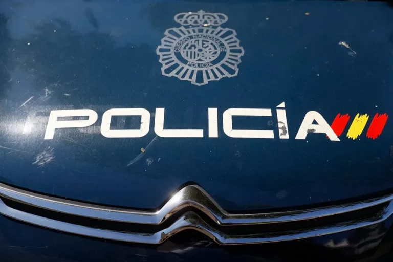 FOTOGRAFÍA. SANLÚCAR DE BARRAMEDA (CÁDIZ) REINO DE ESPAÑA, 25 DE FEBRERO DE 2024. A/A Ricardo Ferris inspector jefe de policía retirado de la comisaría distrito Valencia centro. Detalle de un furgón del Cuerpo Nacional de Policía del Reino de España. Efe