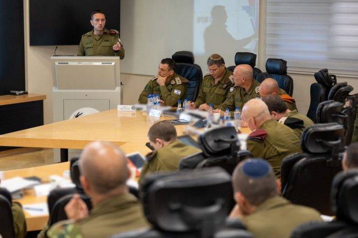 FOTOGRAFÍA. JERUSALÉN (ISRAEL), 01 DE ABRIL DE 2023. Disculpas y pésame de Israel a WCK por trágico error. El portavoz de las las Fuerzas de Defensa de Israel (FDI), RAdm. Daniel Hagari (durante su intervención), habló con el fundador de la ONG World Central Kitchen (WCK), Chef José Andrés,  y expresó el más sentido pésame de las Fuerzas de Defensa de Israel (FDI) a toda la familia de World Central Kitchen. "El trabajo de WCK es fundamental". "Quiero ser muy claro: la huelga no se llevó a cabo con la intención de dañar a los trabajadores humanitarios de WCK". "Fue un error que siguió a una identificación errónea: de noche, durante una guerra, en condiciones muy complejas". "No debería haber sucedido".  El Jefe del Estado Mayor de las Fuerzas de Defensa de Israel (FDI), Herzi Halevi, celebró hoy una reunión en el Comando Norte con el Comandante en Jefe del Comando Norte y miembros del Estado Mayor, en la que aprobó los planes para la continuación de los combates y realizó una evaluación de la situación. FDI/Lasvocesdelpueblo (Ñ Pueblo)