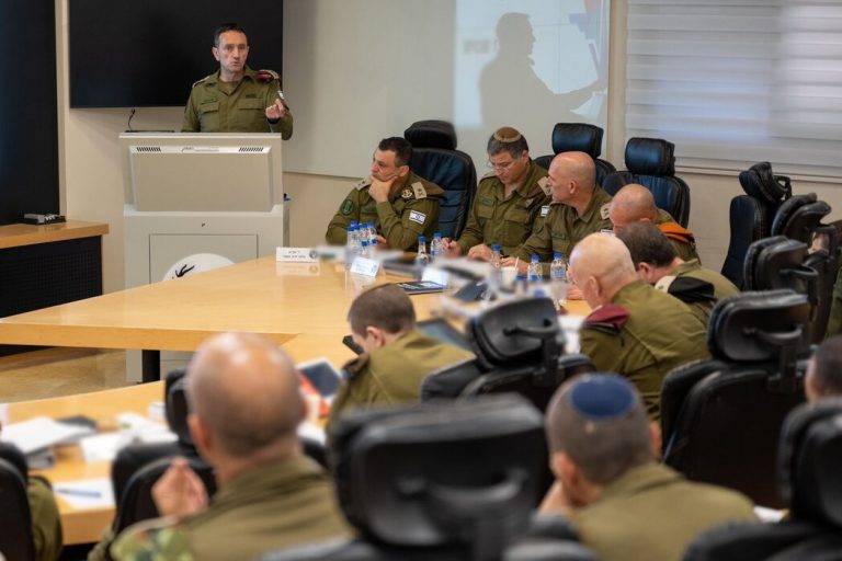 FOTOGRAFÍA. JERUSALÉN (ISRAEL), 01 DE ABRIL DE 2023. Disculpas y pésame de Israel a WCK por trágico error. El portavoz de las las Fuerzas de Defensa de Israel (FDI), RAdm. Daniel Hagari (durante su intervención), habló con el fundador de la ONG World Central Kitchen (WCK), Chef José Andrés,  y expresó el más sentido pésame de las Fuerzas de Defensa de Israel (FDI) a toda la familia de World Central Kitchen. "El trabajo de WCK es fundamental". "Quiero ser muy claro: la huelga no se llevó a cabo con la intención de dañar a los trabajadores humanitarios de WCK". "Fue un error que siguió a una identificación errónea: de noche, durante una guerra, en condiciones muy complejas". "No debería haber sucedido".  El Jefe del Estado Mayor de las Fuerzas de Defensa de Israel (FDI), Herzi Halevi, celebró hoy una reunión en el Comando Norte con el Comandante en Jefe del Comando Norte y miembros del Estado Mayor, en la que aprobó los planes para la continuación de los combates y realizó una evaluación de la situación. FDI/Lasvocesdelpueblo (Ñ Pueblo)