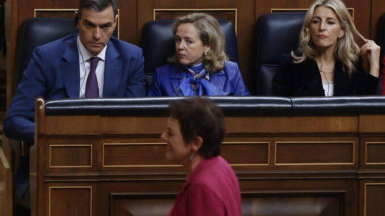 FOTOGRAFÍA. MADRID (REINO DE ESPAÑA), 02 DE ABRIL DE 2024. ETA y PNV luchan por más cariño de su amo Sánchez. La portavoz del Grupo Parlamentario de la banda terrorista separatista vascongada ETA (EH Bildu) en el Congreso de los Diputados, Mertxe Aizpurua Arzallus (primer plano), se dirige al estrado para su intervención pasando por delante del presidente del gobierno, Pedro Sánchez Pérez-Castejón (i). Efe