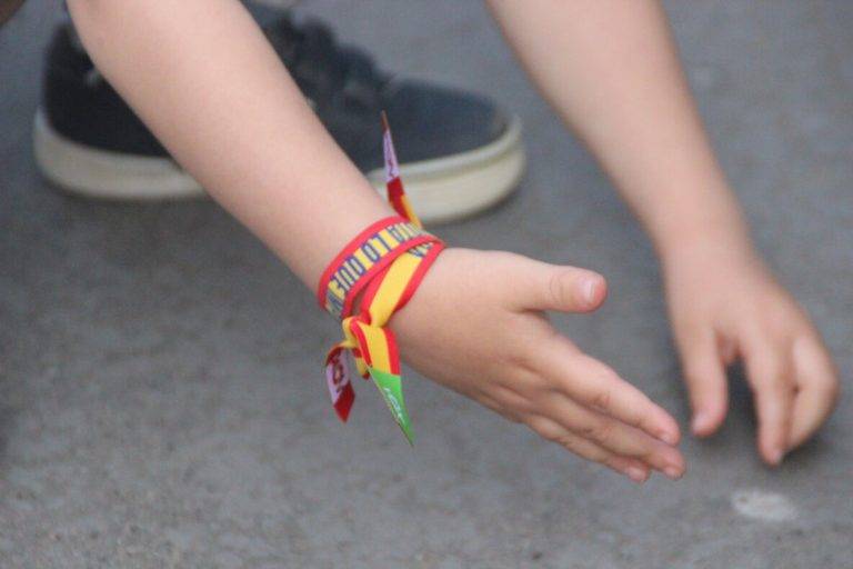 FOTOGRAFÍA. RUBÍ (BARCELONA) REINO DE ESPAÑA, 05 DE ABRIL DE 2024 (LASVOCESDELPUEBLO). La llegada de VOX al poder trae avances importantes para la gente. Detalle de las manos de un "niño VOX". El candidato de VOX a presidir el Govern de la Generalitat de Catalunya y cabeza de lista por la provincia de Barcelona al Parlament de Catalunya a las elecciones catalanas del próximo domingo 12 de mayo de 2024, Ignacio Garriga Vaz de Conceiçao, ha exhibido músculos hoy durante una visita en Rubí (Barcelona) con la fuerte representación municipal de su formación -tercero en el municipio desde las municipales del 28 de mayo de 2023, liderada por la concejala y portavoz del Grupo Municipal, Nerea Andrés Antón, y los concejales Francisco Javier Cebrián Moreno y Carlos Velarde Ávila. Una columna muy reducida de antiVOX, grupos separatistas de unas 9 personas, se ha congregado la calle Cal Gerrer, número 2 (Mercado Municipal Cal Gerrer) de Rubí, para intentar impedir el acto, lanzando consignas contra VOX y exhibiendo pancartas con mensajes falsos y antiVOX. Lasvocesdelpueblo (Ñ Pueblo)