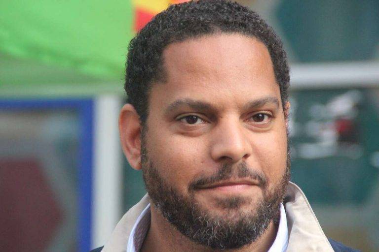 FOTOGRAFÍA. RUBÍ (BARCELONA) REINO DE ESPAÑA, 05 DE ABRIL DE 2024 (LASVOCESDELPUEBLO). Garriga: Me presento para presidir la Generalitat de Catalunya. El candidato de VOX a presidir el Govern de la Generalitat de Catalunya y cabeza de lista por la provincia de Barcelona al Parlament de Catalunya a las elecciones catalanas del próximo domingo 12 de mayo de 2024, Ignacio Garriga Vaz de Conceiçao, ha exhibido músculos hoy durante una visita en Rubí (Barcelona) con la fuerte representación municipal de su formación -tercero en el municipio desde las municipales del 28 de mayo de 2023, liderada por la concejala y portavoz del Grupo Municipal, Nerea Andrés Antón, y los concejales Francisco Javier Cebrián Moreno y Carlos Velarde Ávila. Una columna muy reducida de antiVOX, grupos separatista de unas 9 personas, se han congregado la calle Cal Gerrer, número 2 (Mercado Municipal Cal Gerrer) de Rubí, para intentar impedir el acto, lanzando consignas contra VOX y exhibiendo pancartas con mensajes falsos y antiVOX. Lasvocesdelpueblo (Ñ Pueblo)