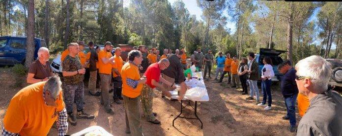 FOTOGRAFÍA. COMARCA DEL BAJO AMPURDÁN (GERONA) REINO DE ESPAÑA, 13 DE ABRIL DE 2024. El candidato Tarradas se reúne con cazadores. El cabeza de lista de VOX por Gerona en las elecciones catalanas del 12M, Alberto Tarradas Peneque (4d), junto a su número 3, Sandra Moya Bolívar (3d), se ha reunido esta mañana con medio centenar de cazadores en la comarca de Bajo Ampurdán, en marco d ela precampaña electoral. Lasvocesdelpueblo (Ñ Pueblo)